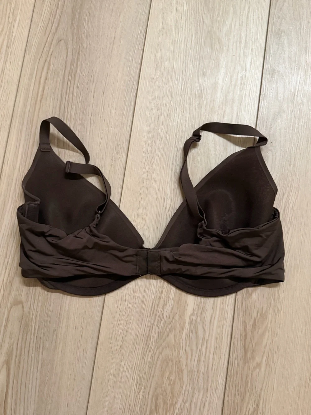 Weightless Scoop Bra - SKIMS 40C. Cocoa - Picture 3 of 6